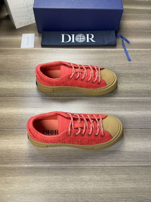 Dior 迪奥 -高端品质 原单 -鞋面：品牌帆布、鞋身刺绣品牌图腾、金属logo鸡眼 -内里：水染牛皮，垫脚; 品牌帆布 -原版：超轻tpr 橡胶；成型大底